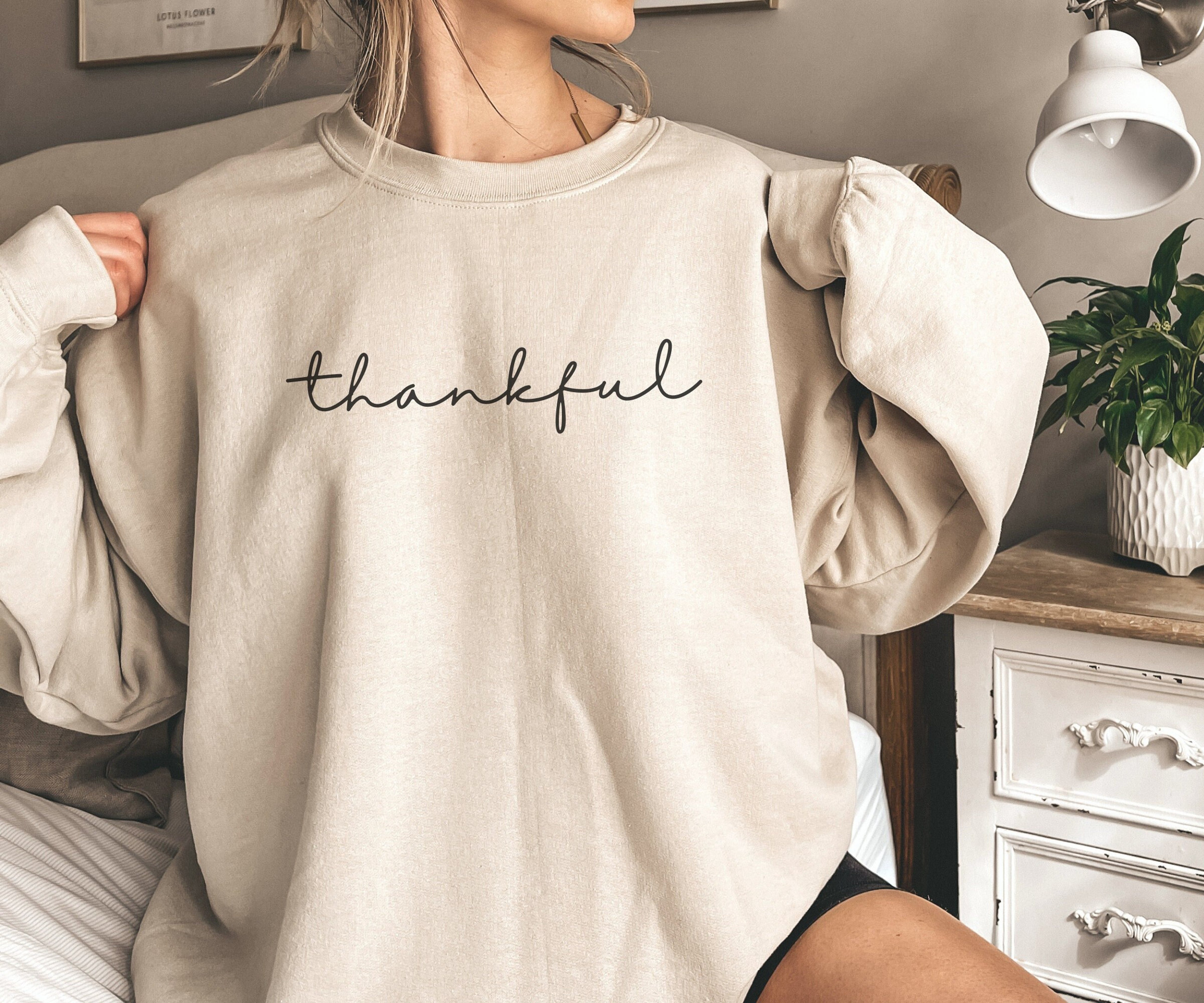 Thankful Sweatshirt, Minimalist Thankful Sweater, Thanksgiving Sweatshirt, Oversized Fall Sweater, Autumn Sweater, Thanksgiving Gift Idea