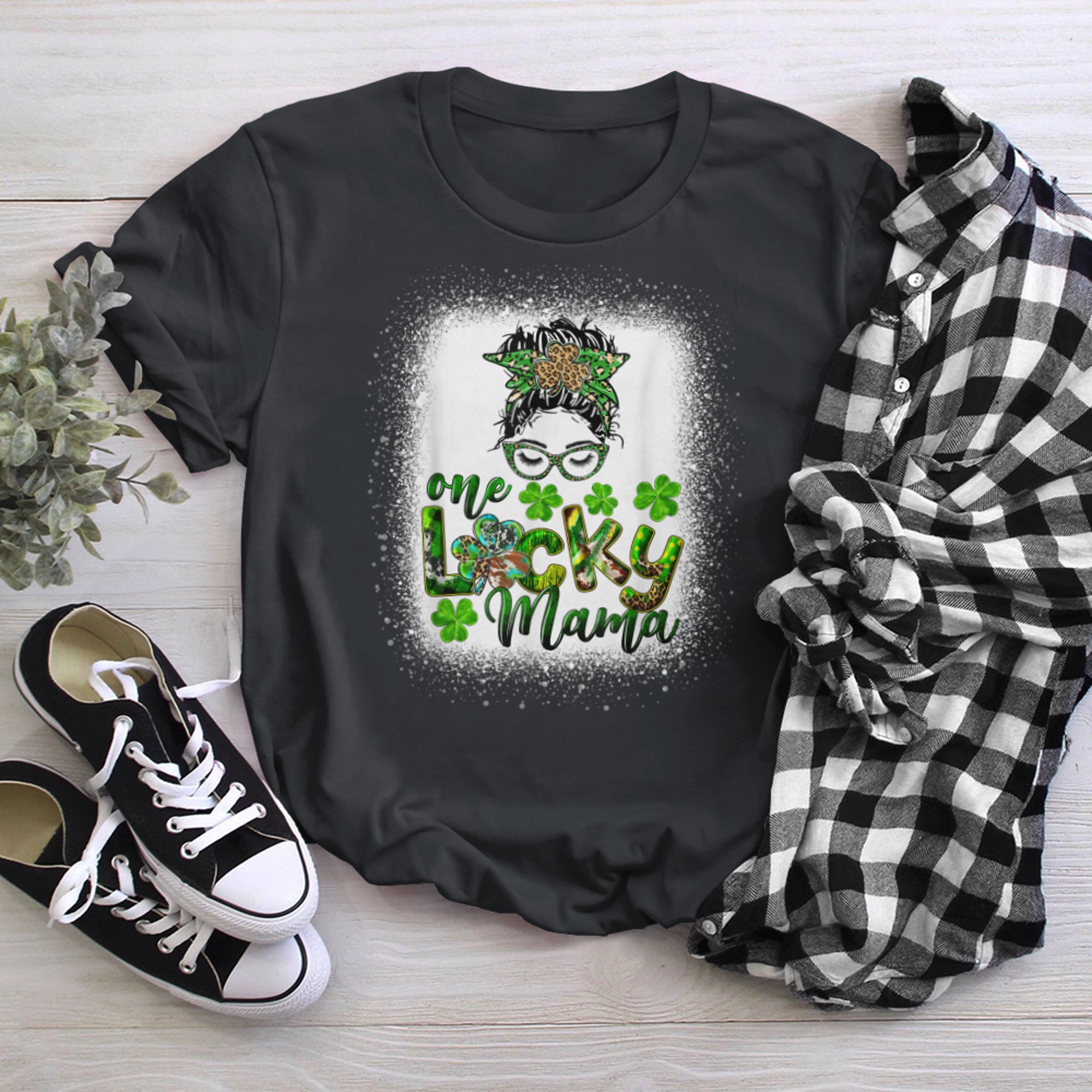 Love Messy Bun One Lucky Mama Shirt St. Patrick's Day Family (1) t-shirt black