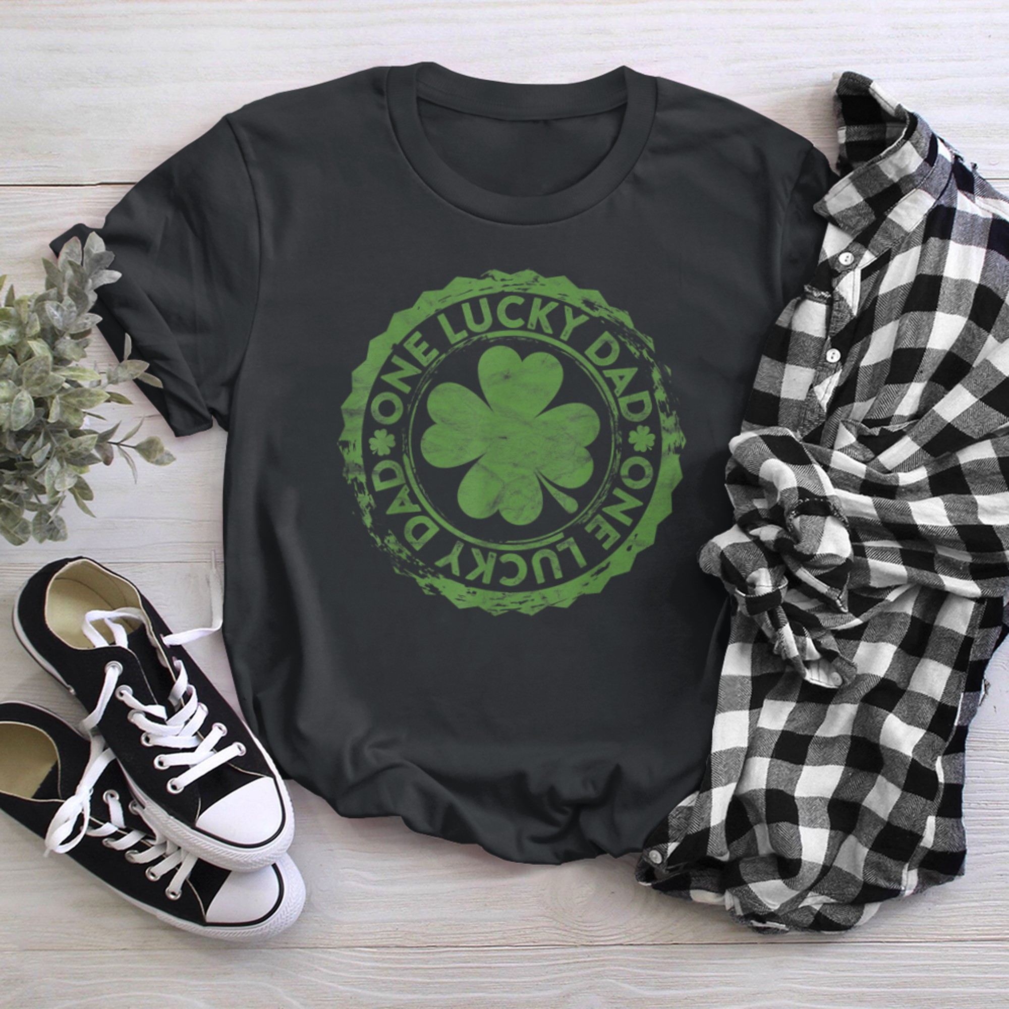 Mens One Lucky Dad Retro Irish Clover Father St Patricks Day t-shirt black