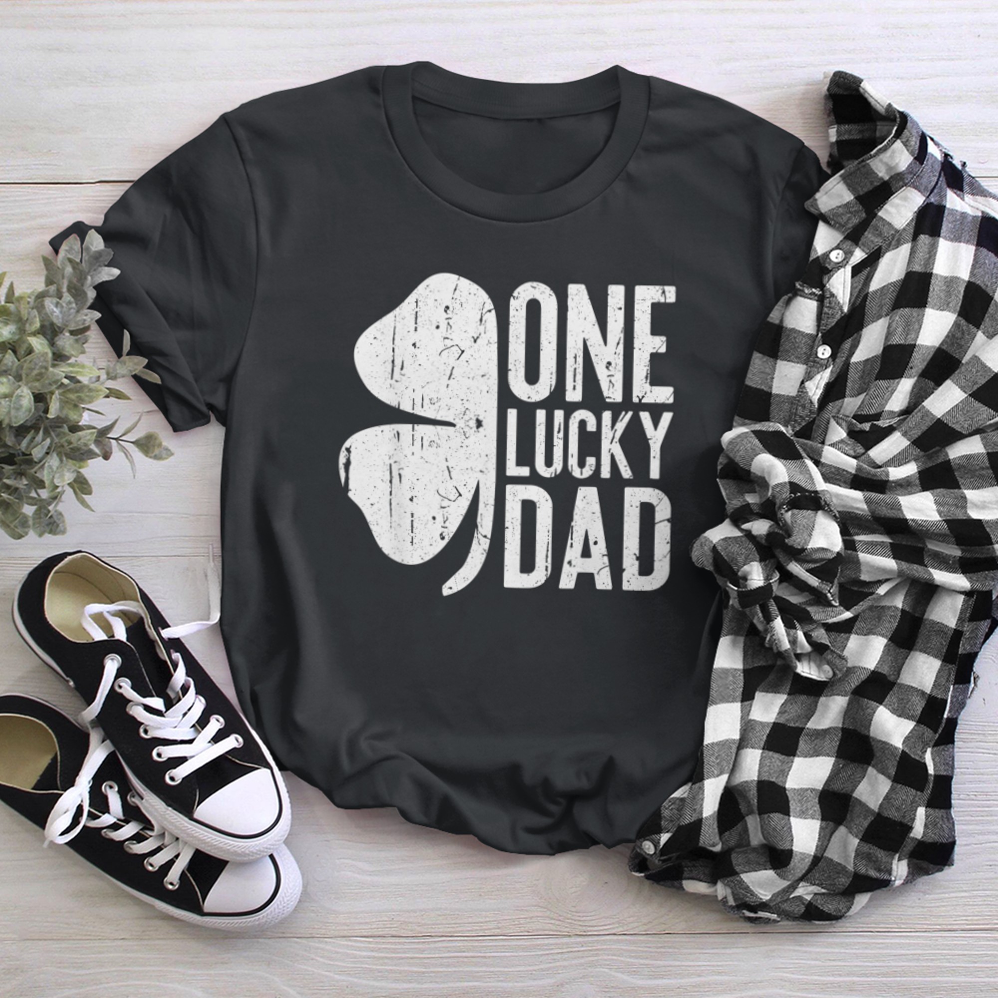 Mens One Lucky Dad T-Shirt Vintage St Patrick Day Shirt t-shirt black