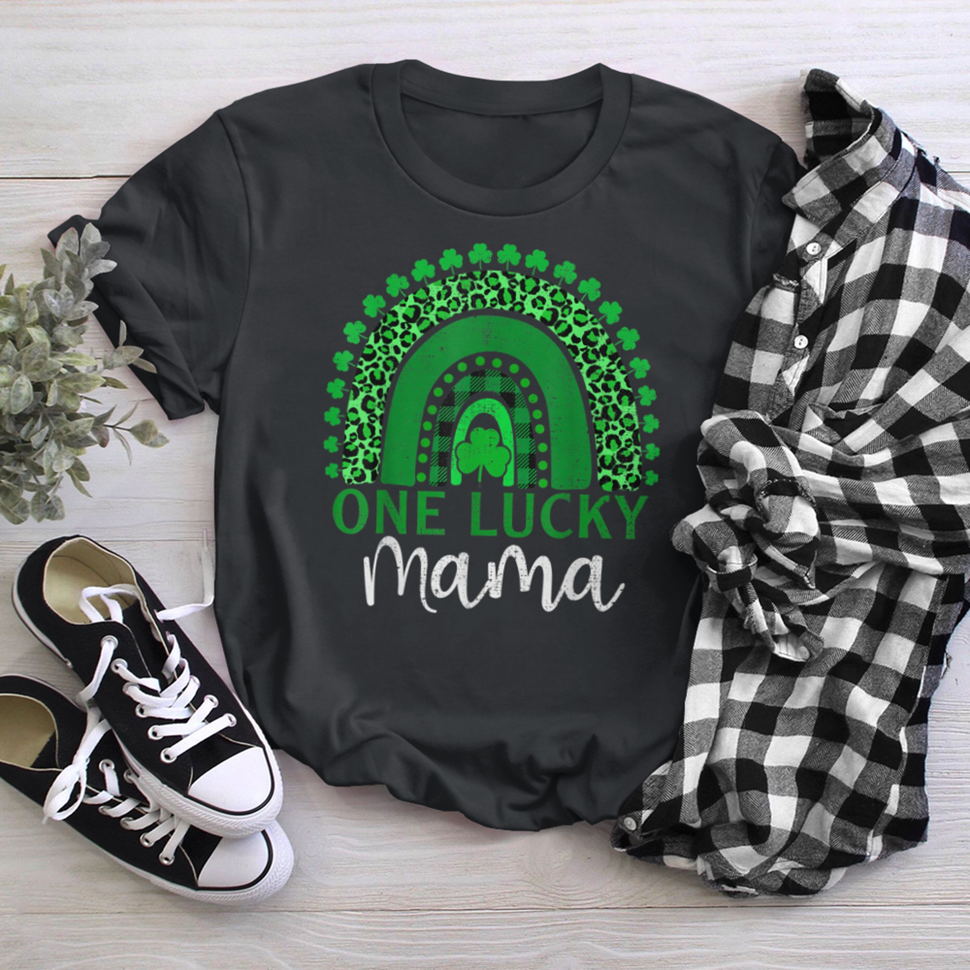 Mom Life St Patrick's Day One Lucky Mama Leopard Rainbow t-shirt black