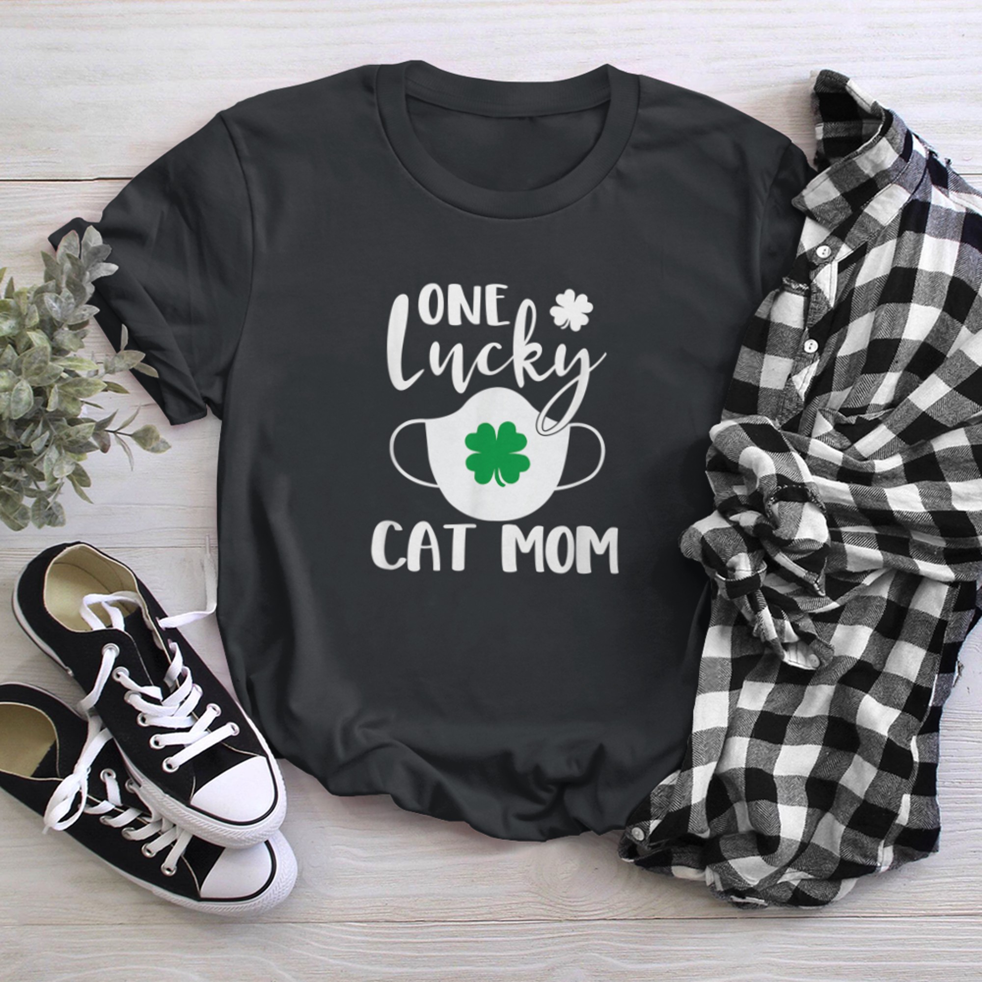 One Lucky Cat Mom St Patrick's Day t-shirt black