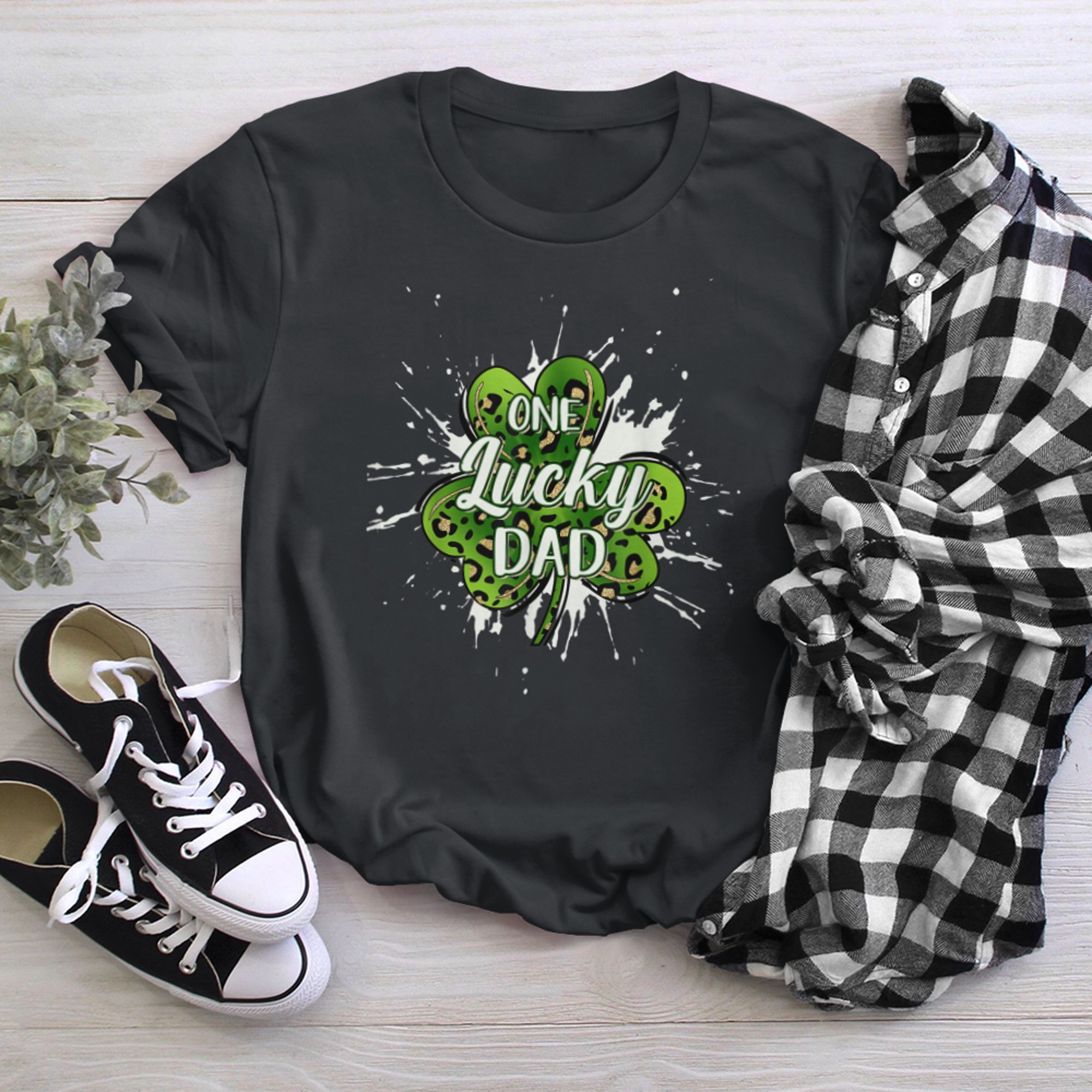 One Lucky Dad Funny Irish Shamrocks St Patrick's Day (1) t-shirt black