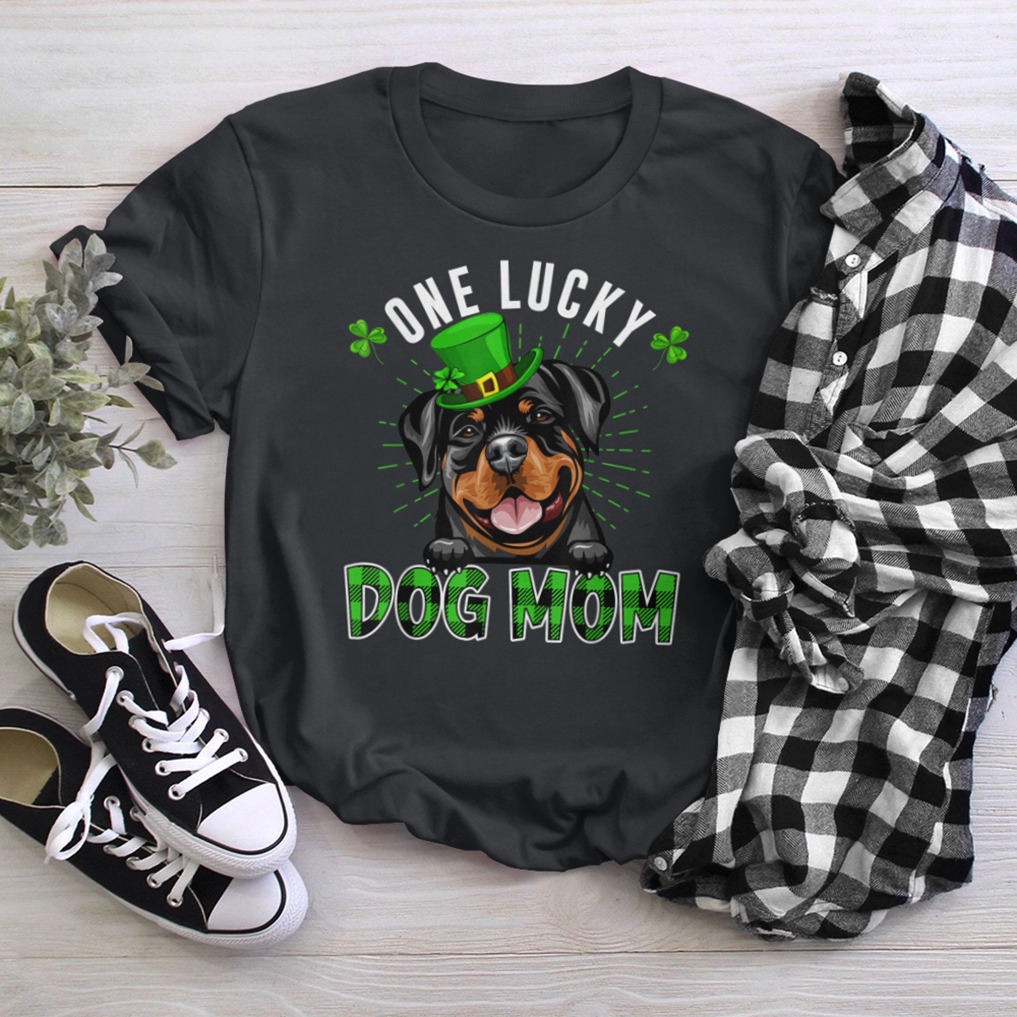 One Lucky Dog Mama Rottweiler Mom St Patricks Day t-shirt black