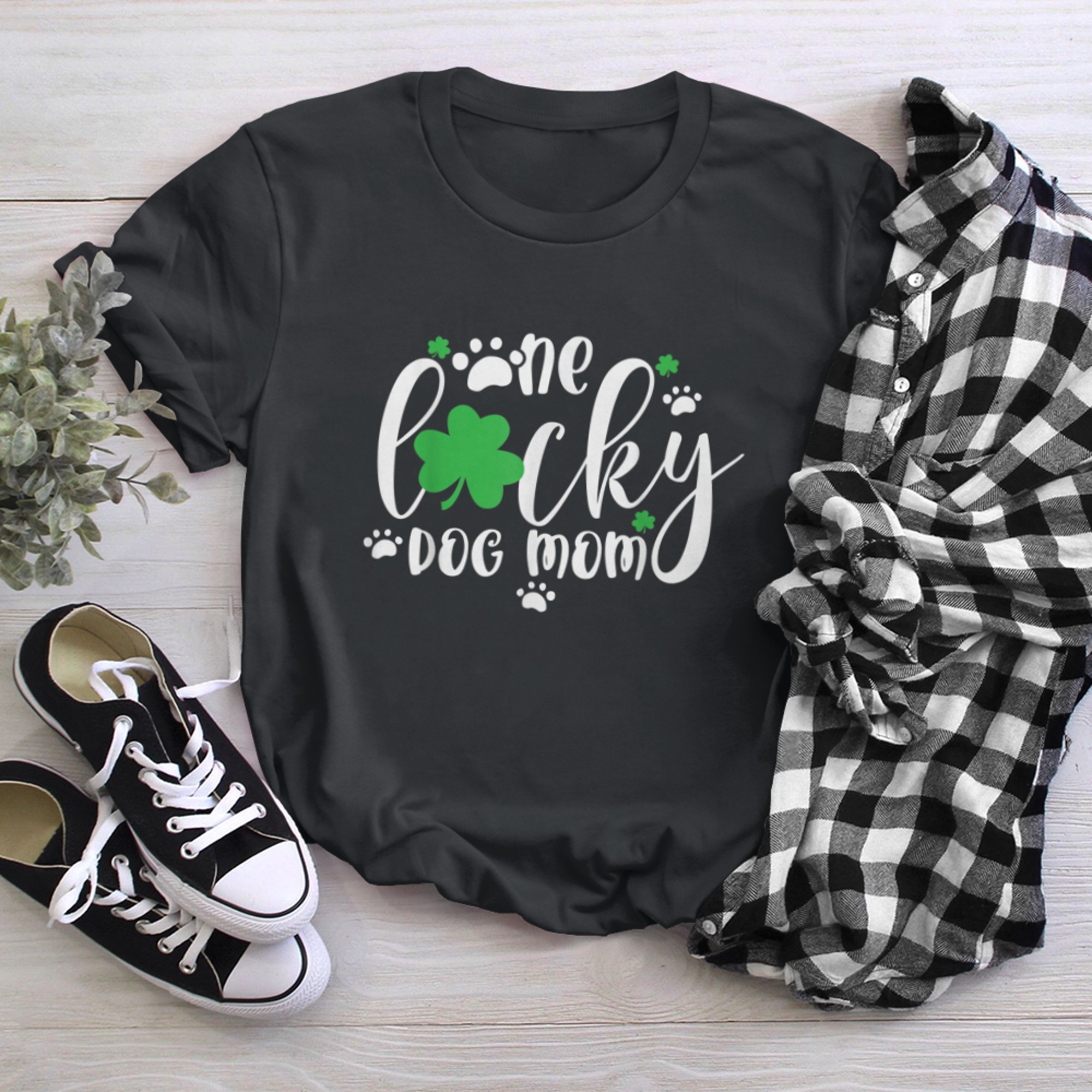 One Lucky Dog Mom St Patrick Day Cute Dog Mom (1) t-shirt black