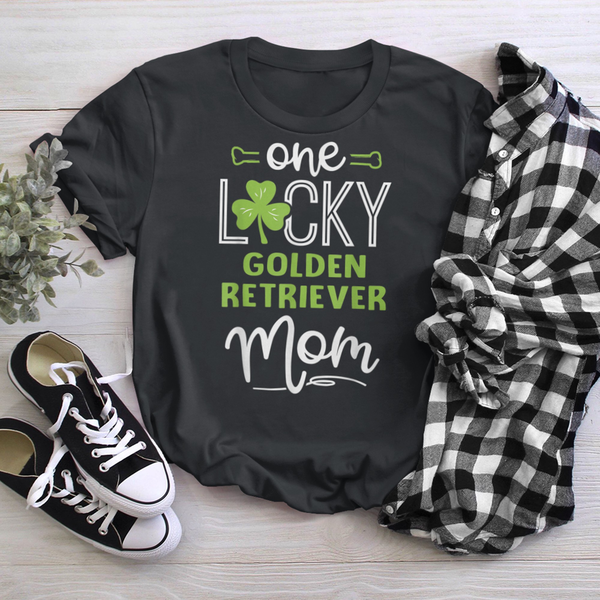 One Lucky Golden Retriever Dog Mom Shirt St Patricks Day t-shirt black