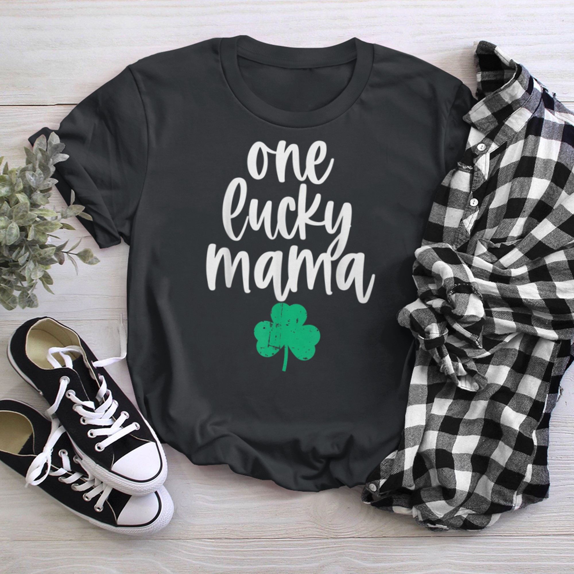 One Lucky Mama Cute for Mother St Patricks Day Mom t-shirt black