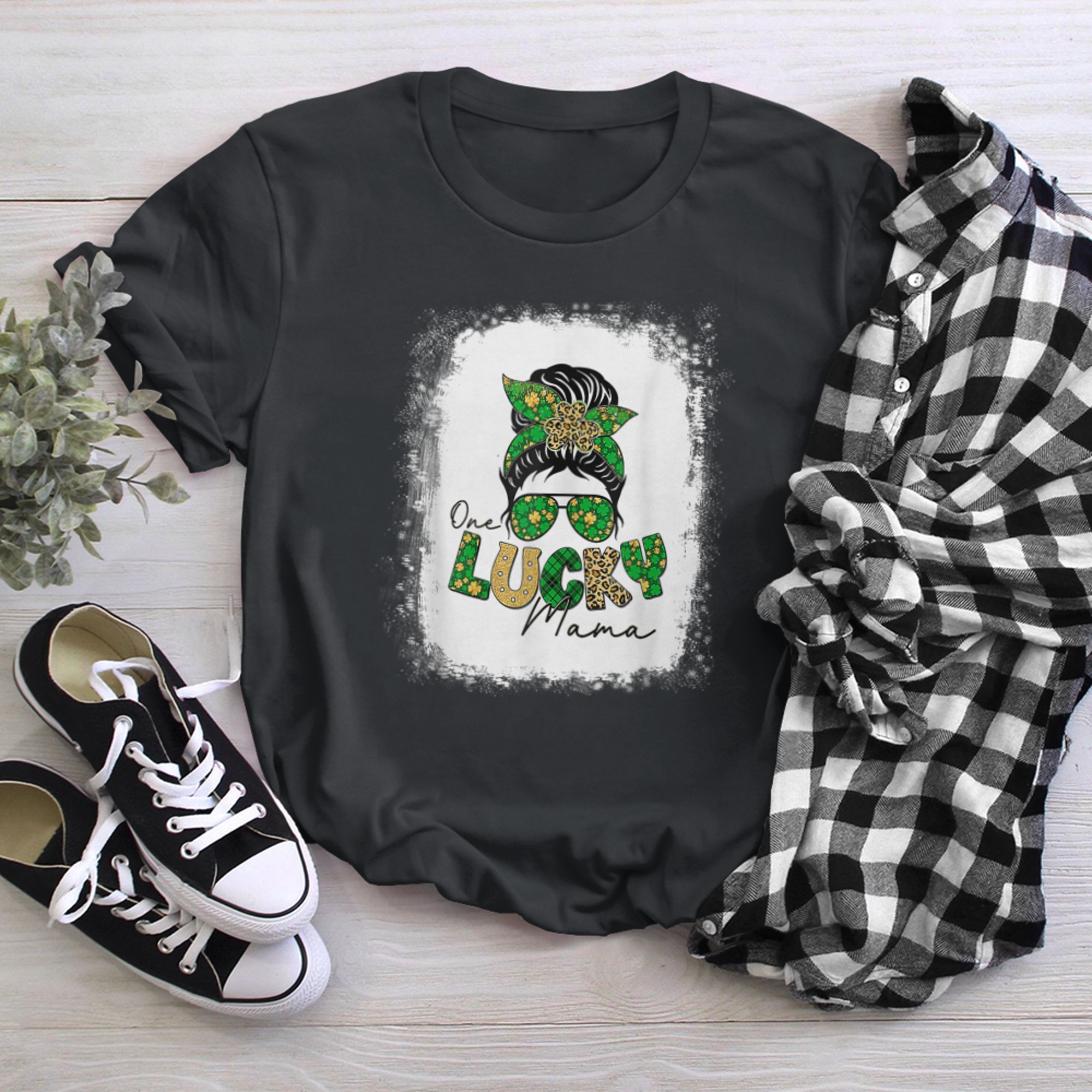 One Lucky Mama Cute Messy Bun St Patricks Day Irish Shamrock t-shirt black