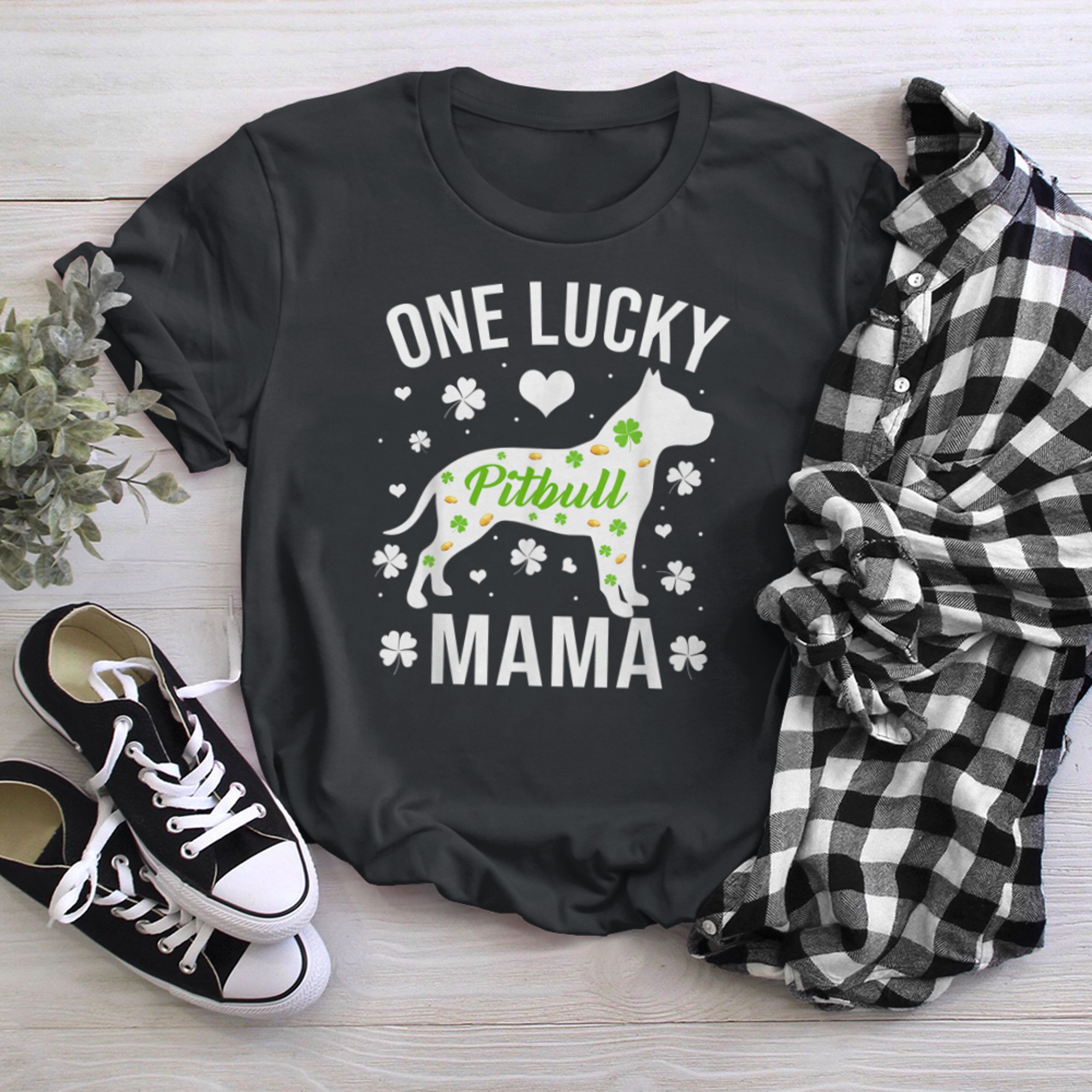 One Lucky Mama Dog Mom Pit Bull St Patricks Day t-shirt black