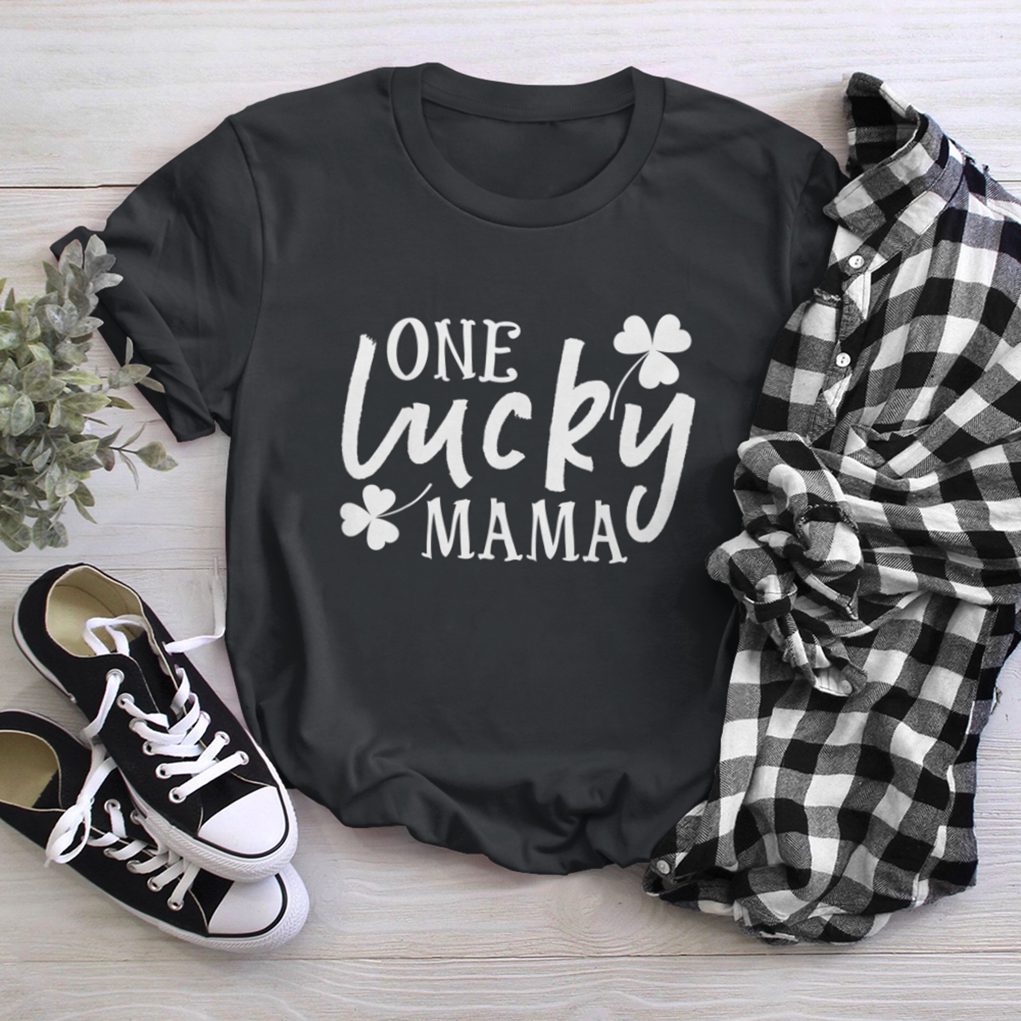 One Lucky Mama St Patricks Day Pregnant Mom Happy Party t-shirt black