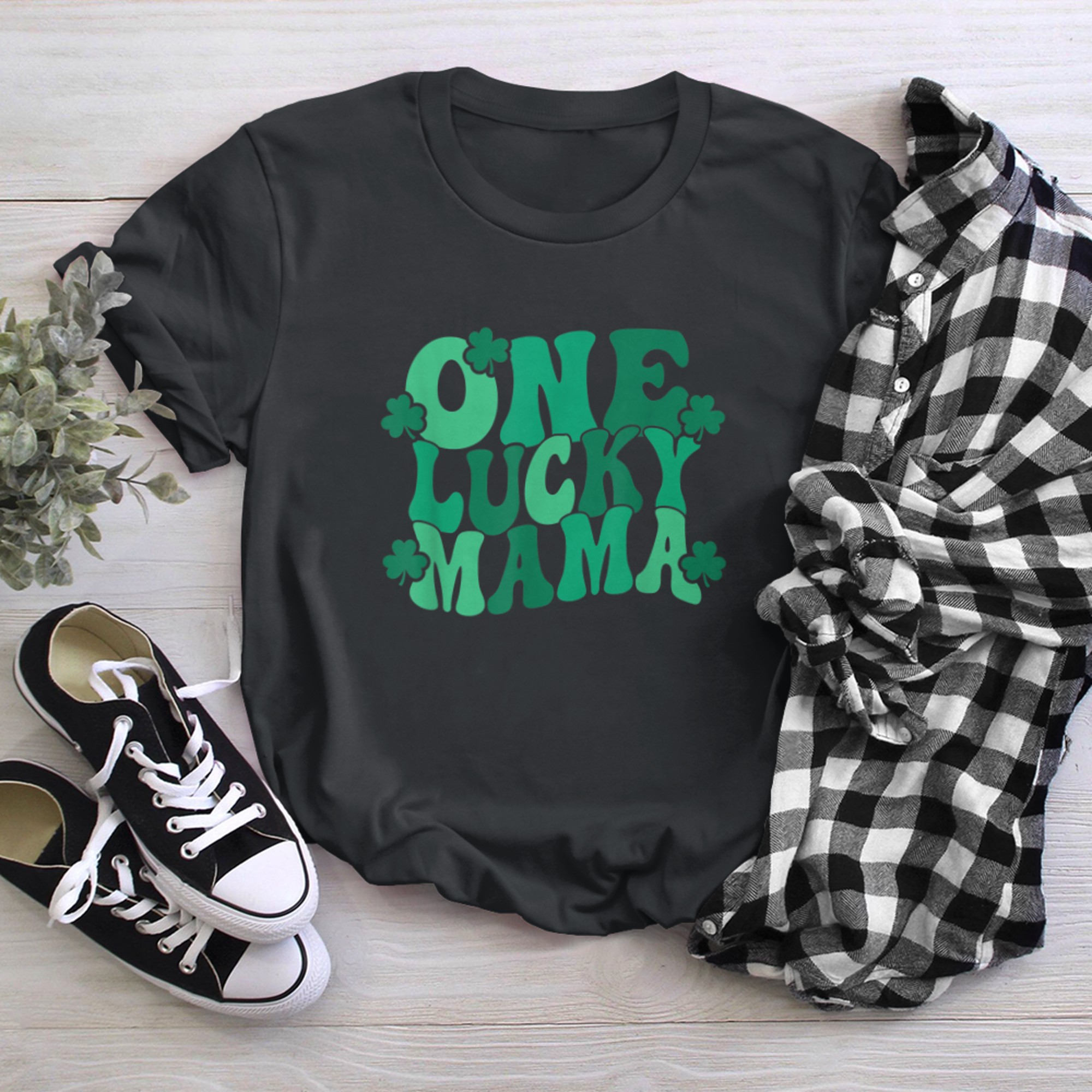 One Lucky Mama St Patricks Day Women Mom Mother Shamrock (11) t-shirt black