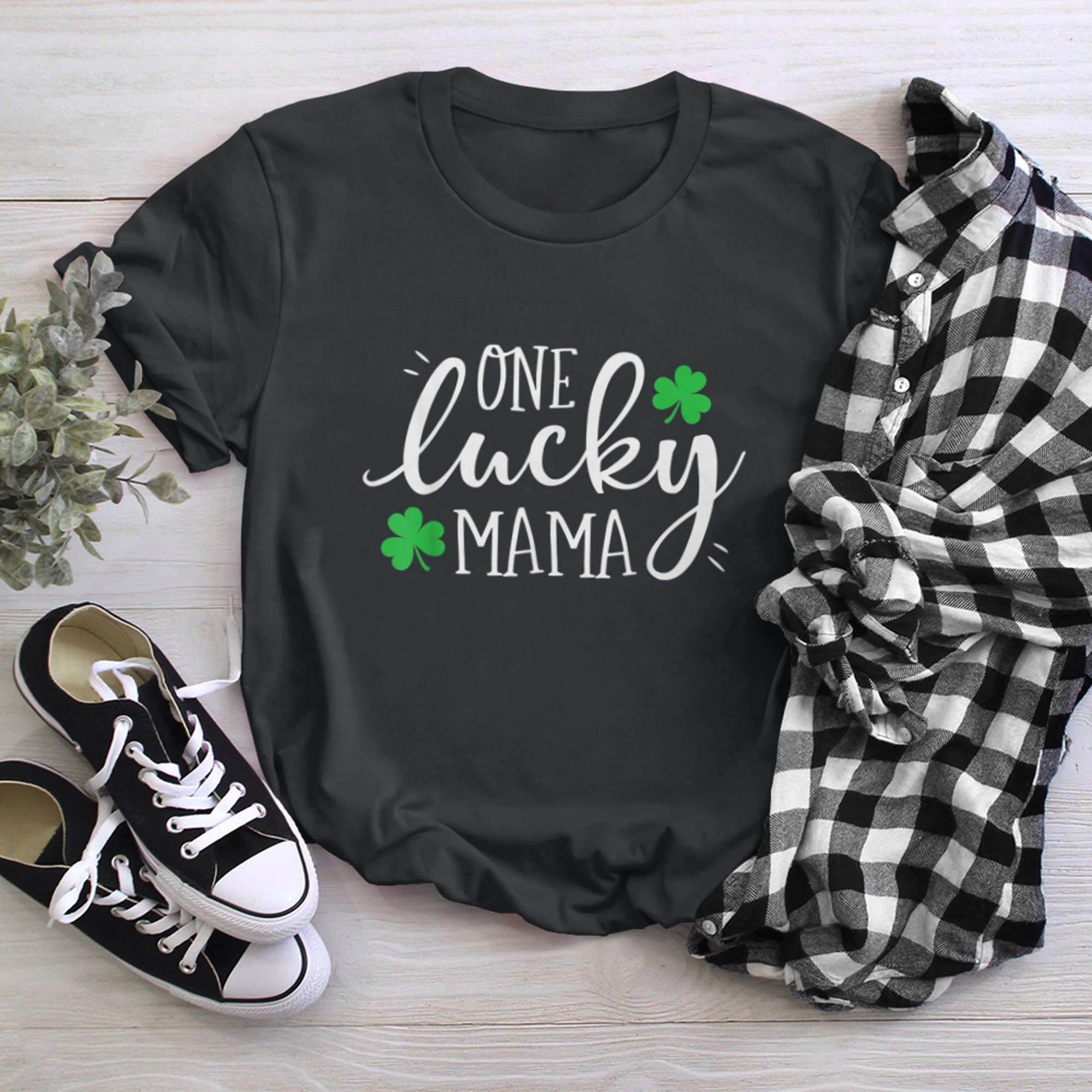 One Lucky Mama St Patricks Day Women Mom Mother Shamrock (7) t-shirt black