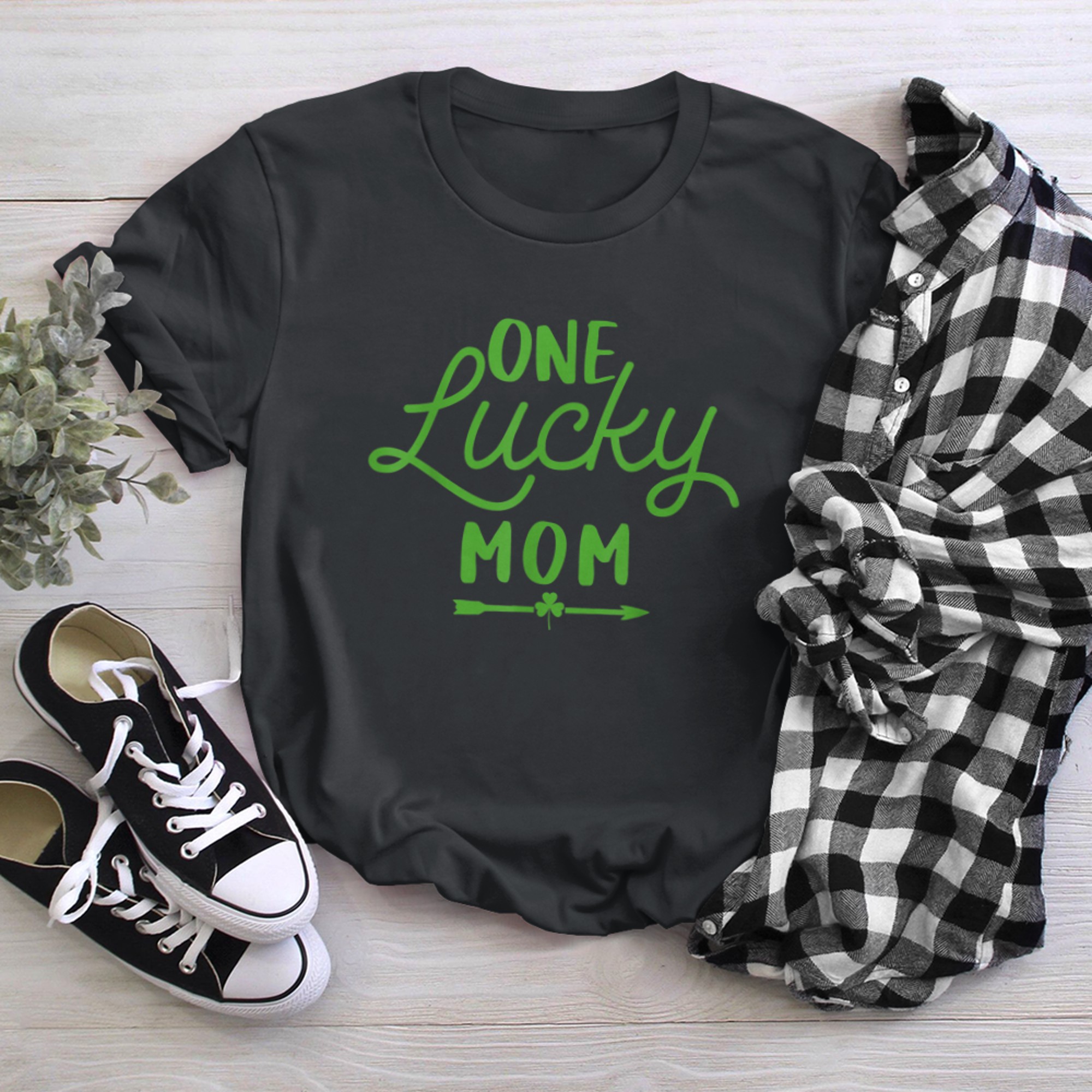 One Lucky Mom Funny St Patrick's Day Irish Lucky Mom t-shirt black