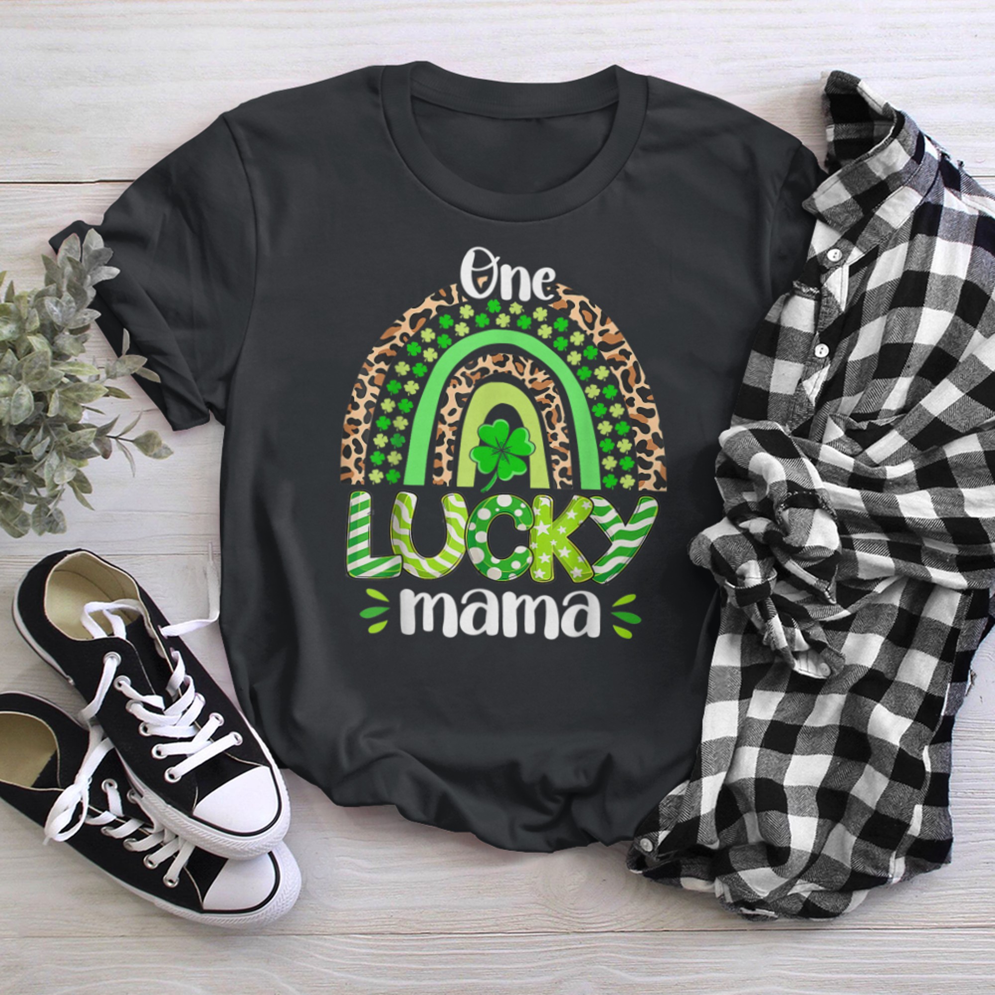 One Lucky Mom Rainbow St Patricks Day Funny Irishs t-shirt black